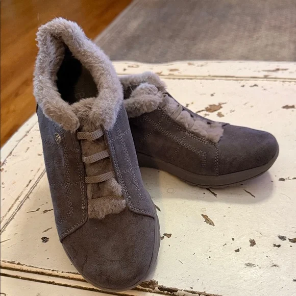 Bzees Brown Fleece-Lined Women's Shoes - Picture 2 of 8